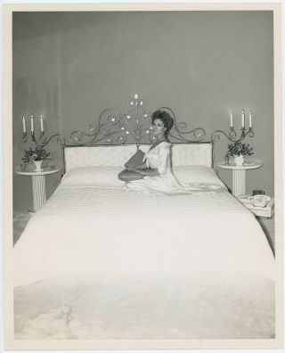Hollywood Bombshell Kim Novak At Home Vintage 1958 Boudoir Glamour Photograph