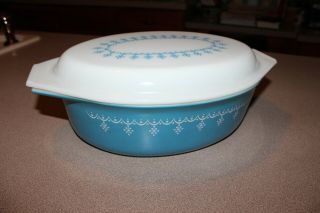 Pyrex 2 1/2 Qt.  Blue Snowflake Garland Divided Casserole Dish W/ Lid Large 045