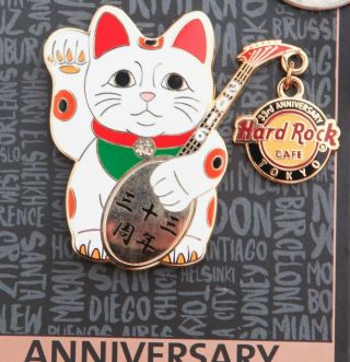 Hard Rock Cafe Pin Tokyo 33rd Anniversary Cat Happy Waving Maneki - Neko Guitar