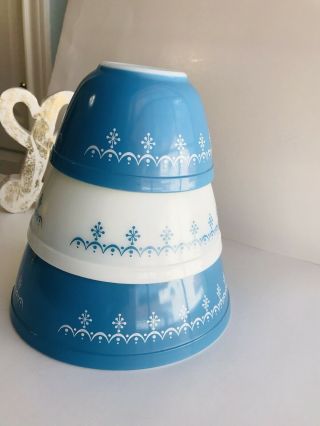 Vintage Pyrex Mixing Bowls Set Of 3 In Snowflake Garland