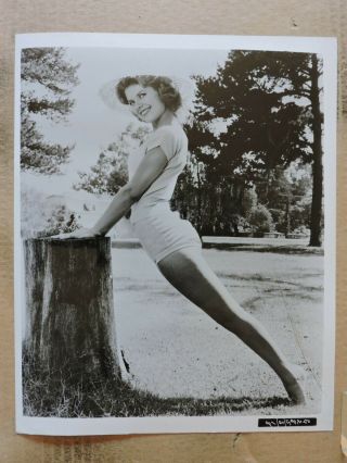 Nina Shipman In Shorts Leggy Barefoot Pinup Portrait Photo 1950 