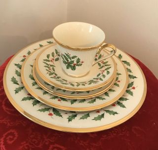 Lenox Holiday Gold 5 Piece Place Setting In Red Box - Box