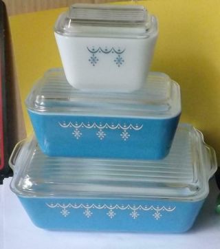 Set Of 3 Snowflake Blue Garland Pyrex Refrigerator Dishes With Lids 501 502 503