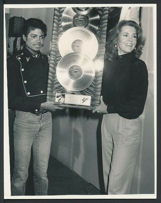 Photo Jane Fonda & Michael Jackson The King Of Pop W/gold Records