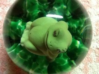 1986 Gibson Art Glass Magnum Sulfide Paperweight Large With Sitting Frog