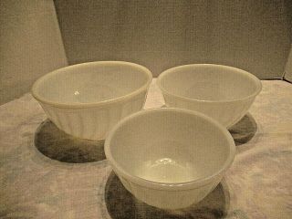 Set Of 3 Vintage Fire King Swirl Ripple White Nesting Mixing Bowls Oven Ware