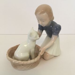 Bing & Grondahl B&g Copenhagen Porcelain Girl & Cat In Basket 2249 Denmark