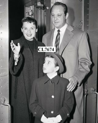 Judy Garland,  Liza Minnelli And Sid Luft At The Train Station Photo