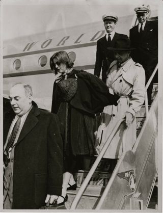 Greta Garbo Gets Off A Plane In Paris (orly Field) 1951 Press Photo