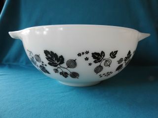 Vintage Pyrex Black White Gooseberry Cinderella Mixing Bowl 443 2 1/2qt