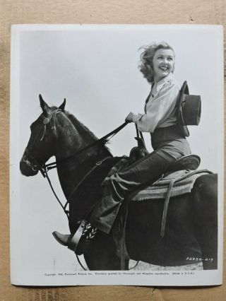 Marjorie Reynolds On Her Horse Candid Cowgirl Portrait Photo 1942 Holiday Inn