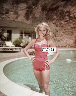 Janet Leigh In A Bathing Suit At The Swimming Pool Of Her Hill - Top Home Photo