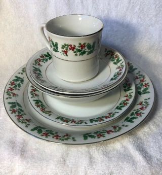 Christmas Charm Gibson Everyday Holly & Berry Dinner Set Service For 4 - 20 Piece