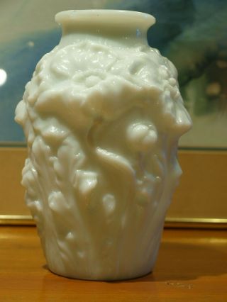 Vintage Poppy Art Glass Vase White Consolidated - Phoenix Tiffin? Art Nouvaeu