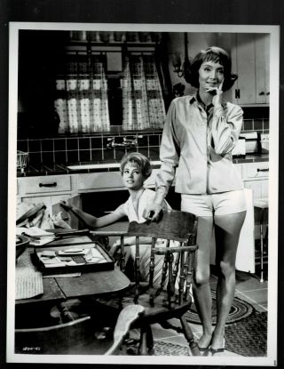 8x10 - B & W Photo Of - Scene - Shirley Jones And Caroline Jones - Sexy Legs