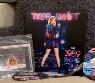 Taylor Swift The 1989 World Tour Book W/ 3d Holographic Hologram Cover
