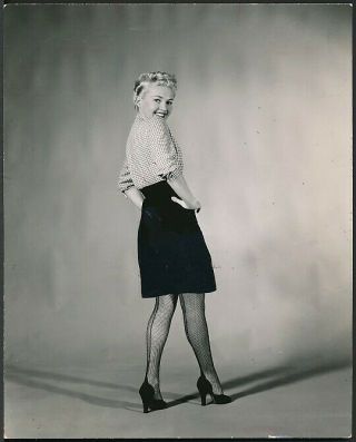 1952 Photo Betty Grable Domesticated Pin - Up Queen As A Farmer 