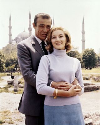 From Russia With Love Sean Connery Daniela Posing Location James Bond 8x10 Photo