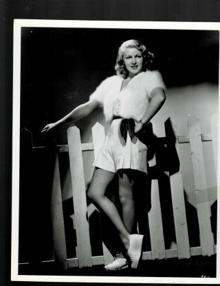 8x10 - B & W Photo Of - Lana Turner - Sexy In Shorts And Sweater