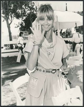 1983 Photo Olivia Newton John Pretty Star Entertainer Waving To Camera