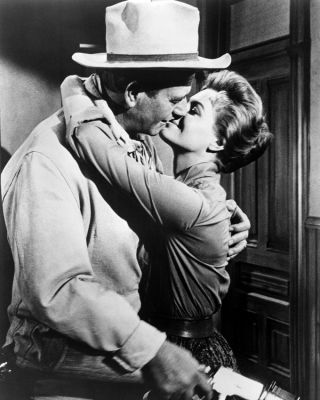 Rio Bravo John Wayne Angie Dickinson Kissing 8x10 Photo
