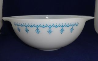 Pyrex Snowflake Garland Blue/white 443 Cinderella 2 1/2 Pt.  Mixing Bowl