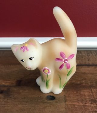 ❤️ Fenton Glass Pink And White Handpainted Cat.