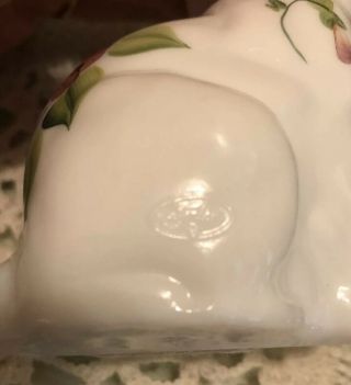 Fenton Sitting Cat Art Glass Hand Painted Violets On White Milk Glass 7