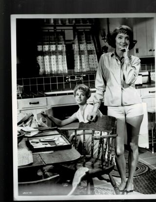 8x10 - B & W Photo Of - Scene - Shirley Jones And Carolyn Jones