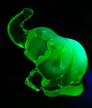 Fenton Vaseline Yellow Opalescent Glass Elephant Paperweight Figurine Glows Ga74