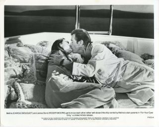 Carole Bouquet Roger Moore For Your Eyes Only 8x10 Photo W8661