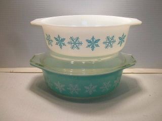 Two Pyrex Turquoise Blue Snowflake Casseroles 1 1/2 Qt.  And One Cover
