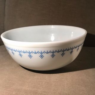 Vintage Pyrex Snowflake Blue Garland Mixing Bowl 404 4qt