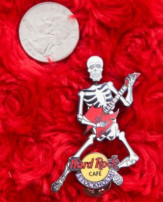 Hard Rock Cafe Pin STOCKHOLM HALLOWEEN Skeleton BOBBLE HEAD skull logo guitar ax 2
