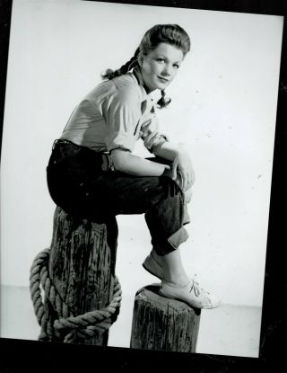8x10 - B & W Photo Of - Anne Baxter - In Jeans