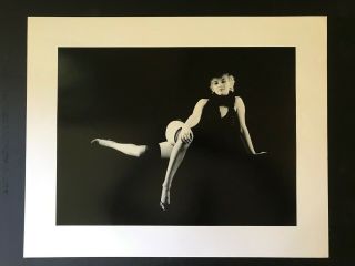 Marilyn Monroe: Sexy With Legs Crossed - Photo Poster Print - 16x20 - Bl & Wh