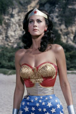 Lynda Carter Unsigned 8x10 Photo Wonder Woman (a)