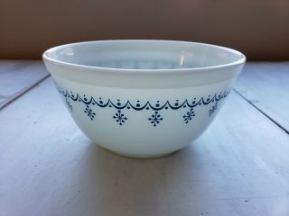 Vintage Pyrex 402 Mixing Bowl White Blue Snowflake Garland 1 1/2 Qt 1.  5