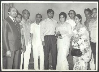 India Bollywood 1968 Press Photo Dev Anand & Hema Malini 4.  5x6 Inches