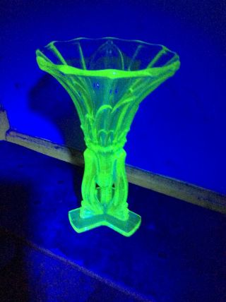 Art Deco Uranium Green Glass - High Fluorescence - 3xfoot - Geometric