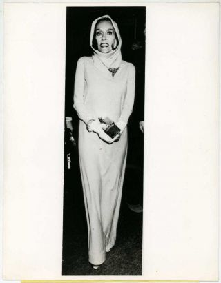 Gloria Swanson 1975 Candid Upi Press Photo - Airport 1975