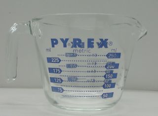 Vtg Pyrex Glass Measuring Cup 1 Cup 8oz.  Blue Writing Corning Open Handle
