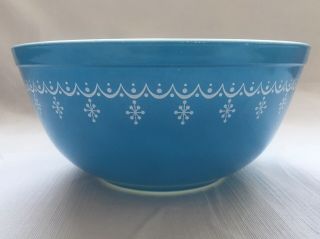 Vintage Pyrex Medium 2 1/2 Quart Mixing Bowl Blue Snowflake Garland 403