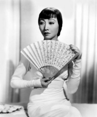 A Anna May Wong With Fan Black And White 8x10 Picture Celebrity Print