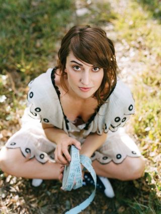 Sara Bareilles Sitting Looking Up 8x10 Picture Celebrity Print