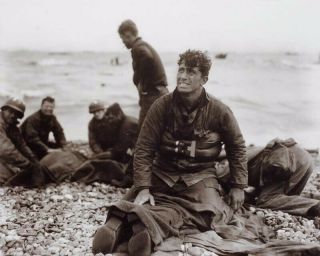 American Soldiers On Omaha Beach Recover The Dead 8x10 Photo Print 4350 - Wco