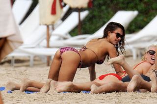 Glossy Photo Picture 8x10 Jessica Alba At The Beach With Friend