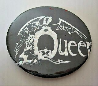 Queen : Vintage 1970s Metal Pin Badge (2.  5 Inches Diameter)