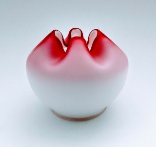 Vintage Fenton Rose Bowl Pink and White Satin Glass Ruffled Edge Ombre Vase 7