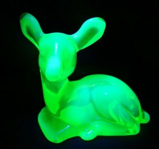 Fenton Vaseline Opalescent Glass Sitting Deer Doe Fawn Figurine Paperweight Ga69